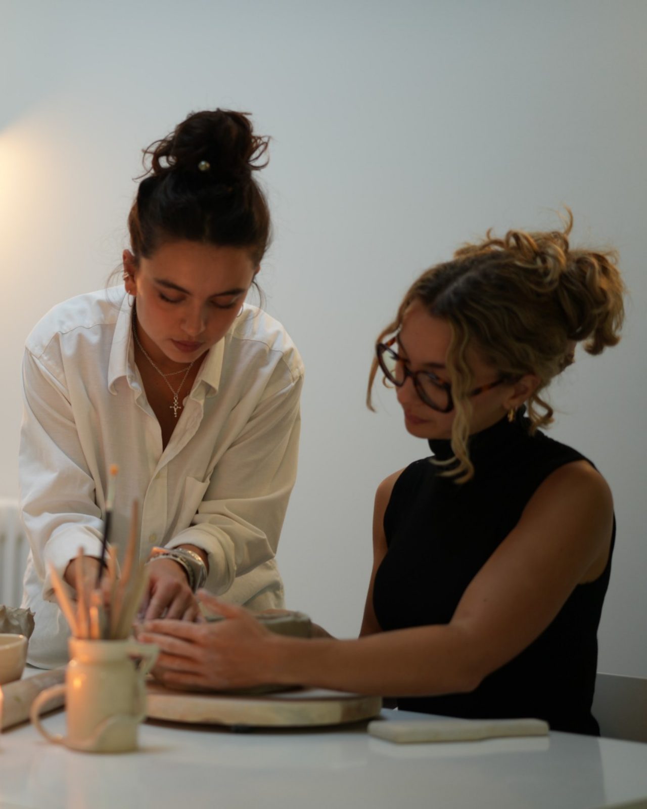Marie D’Antoni guide une participante pendant un atelier de modelage à CASA
