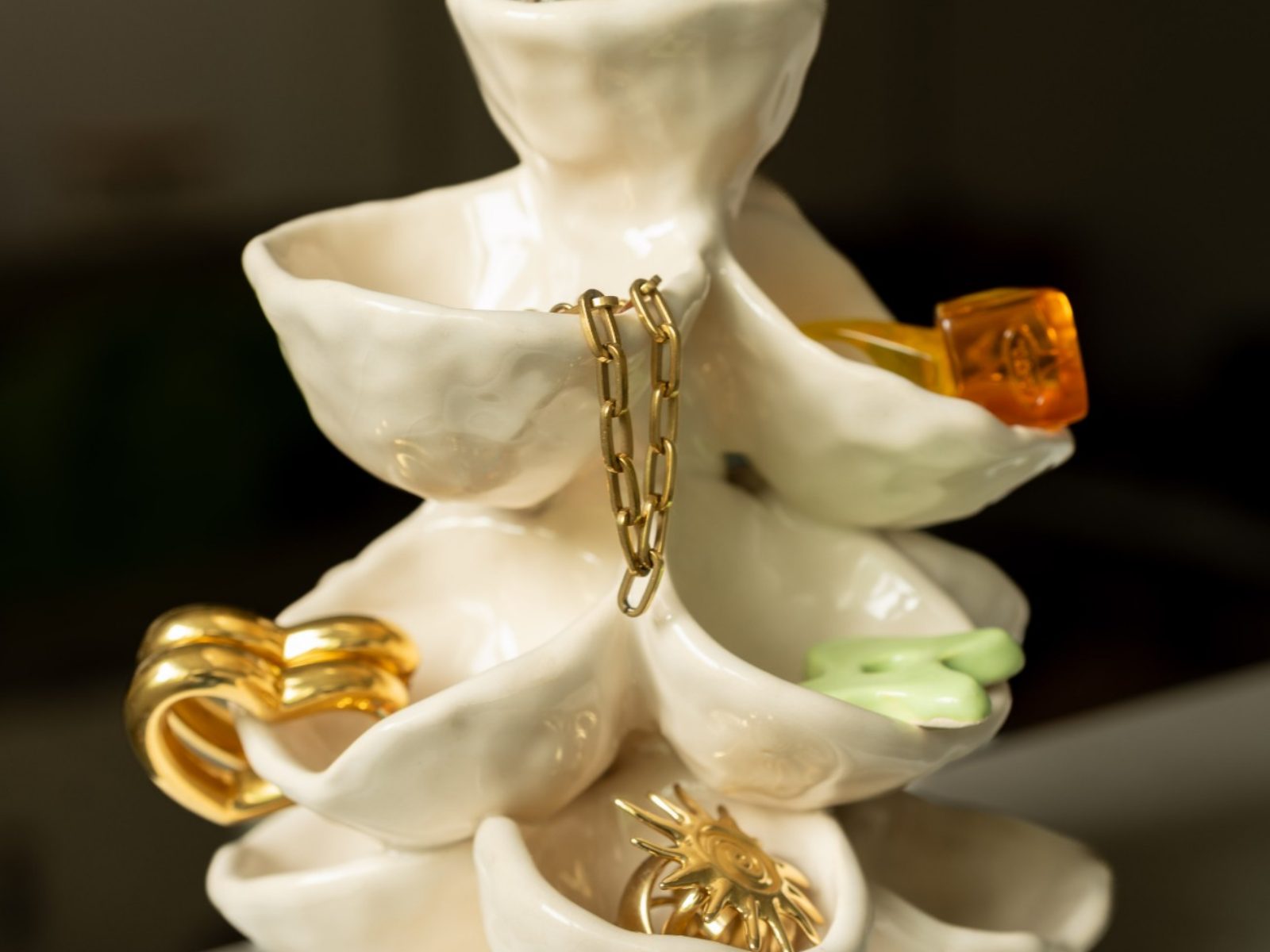 Porte-bijoux en céramique blanche garni de bagues et de chaînes